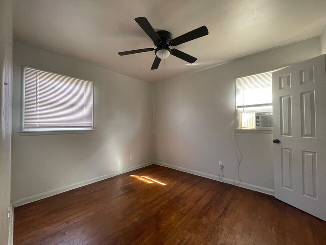 Building Photo - 2 Bed 1 Bath House with Garage
