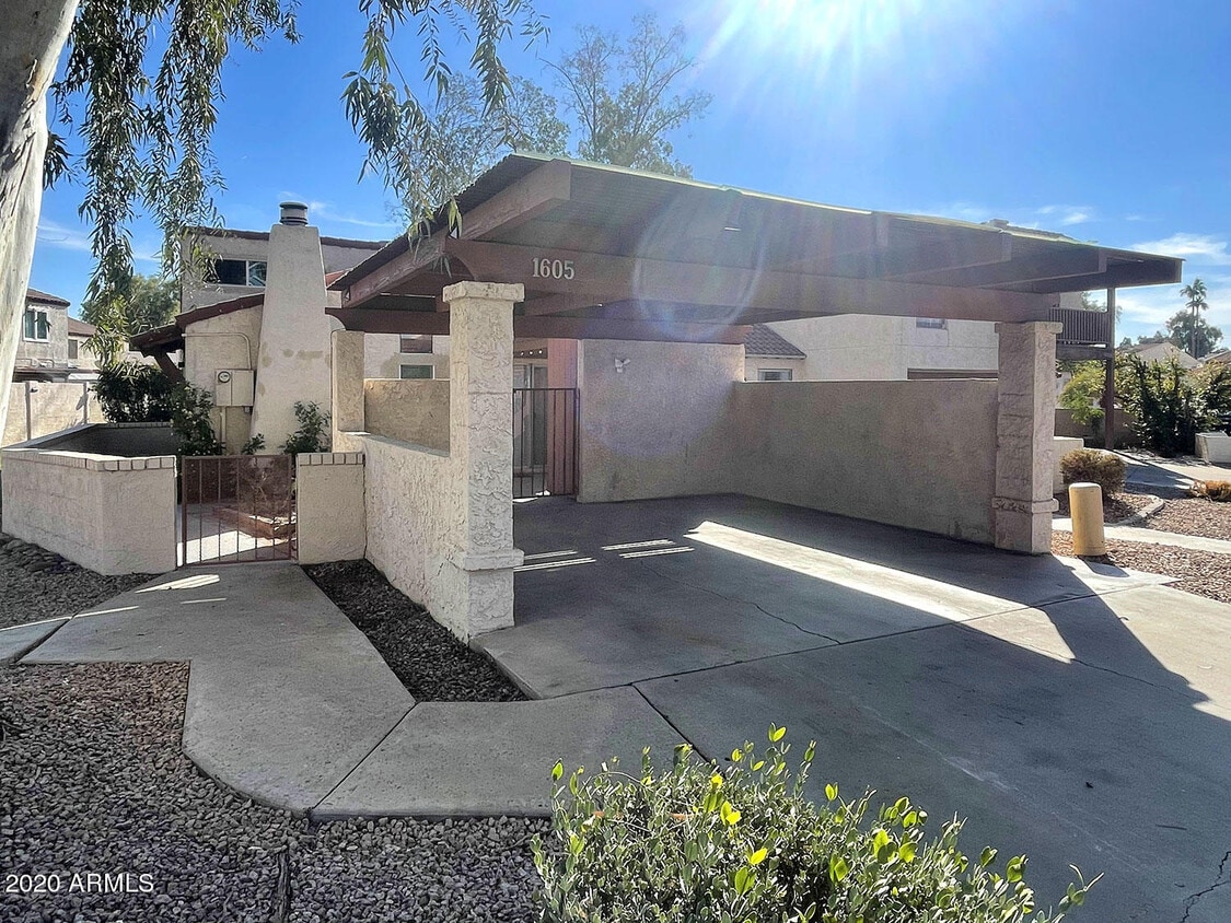 Primary Photo - 1605 S River Dr