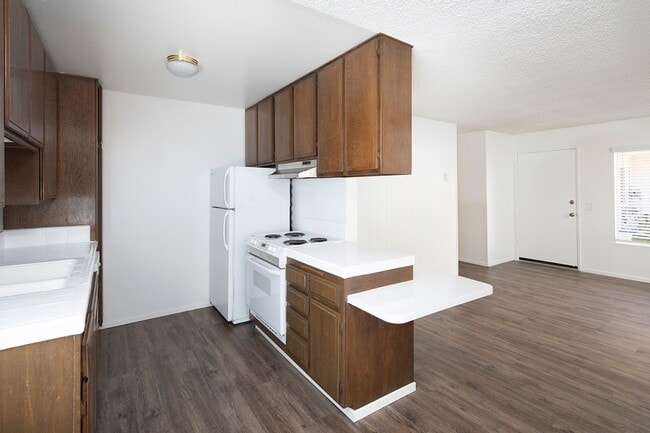 Building Photo - Spacious Two Bedroom Apartment w/ Parking ...