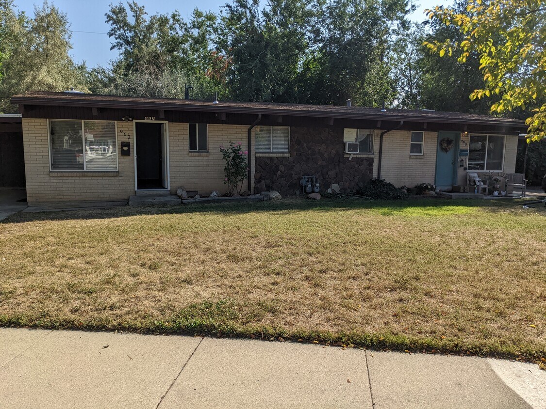 Primary Photo - 962 E Hillview Dr