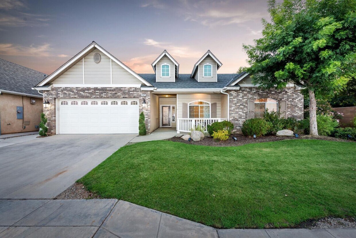Foto principal - Beautiful Northeast 4 Bedroom 2.5 Bath home