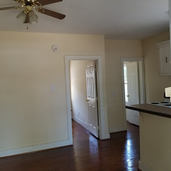 Building Photo - 403 W 4th St