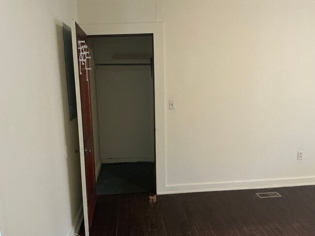 Building Photo - 1106 1/2 Roosevelt St