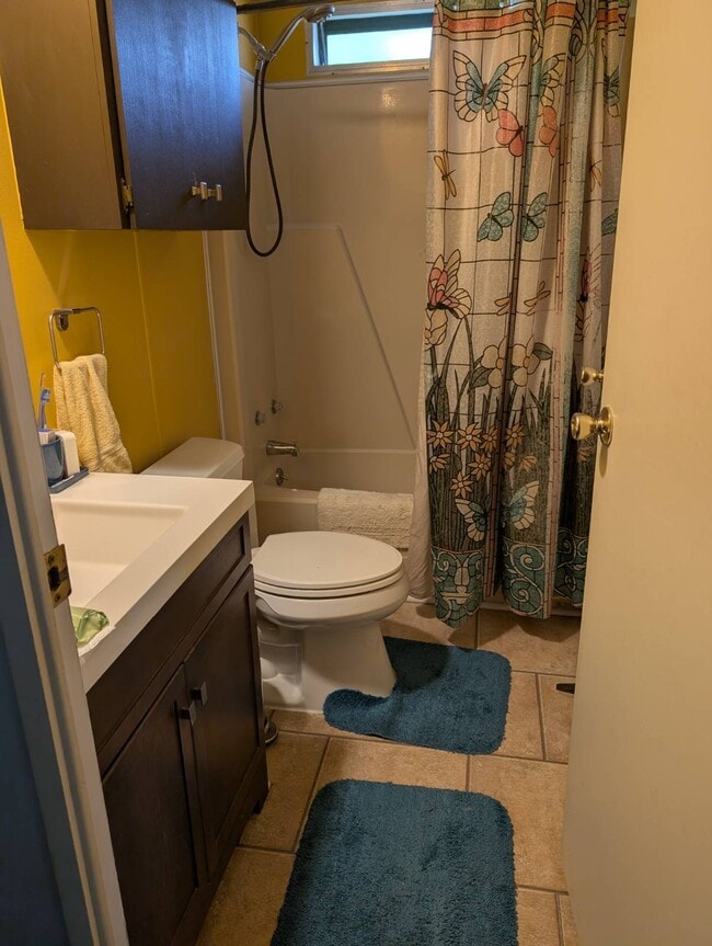 Building Photo - 280 Country Club Dr