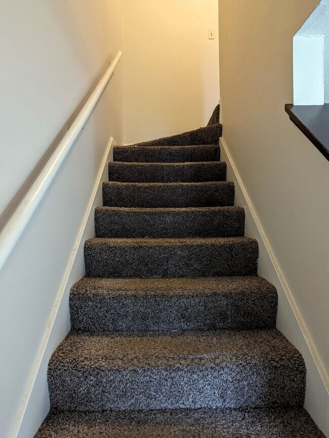 Foto del edificio - UPDATED!! Townhouse NEW photos COMING SOON!