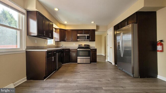 Building Photo - 2412 W Colonial Dr