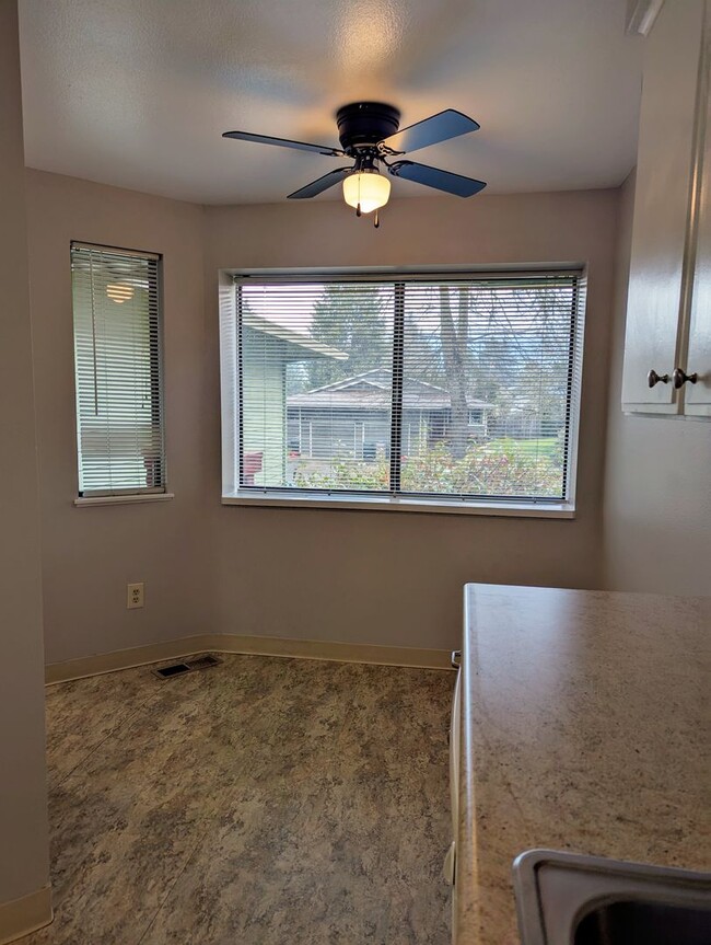 Building Photo - $100O  OFF  1ST  FULL MONTH'S  RENT IF  MO...