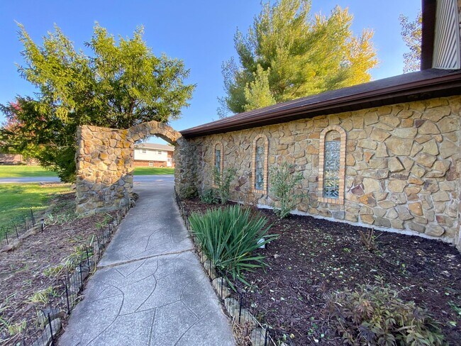 Foto del edificio - Castle Home Available Now