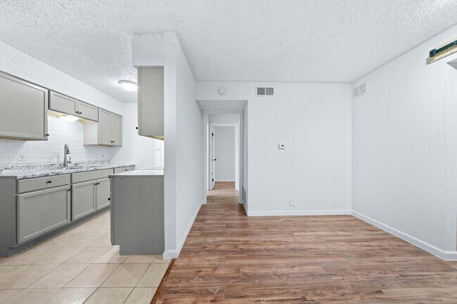 Foto del edificio - 9008 Galewood Dr