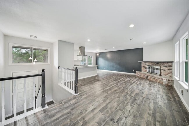 Building Photo - 9 Hasting Oak Ct