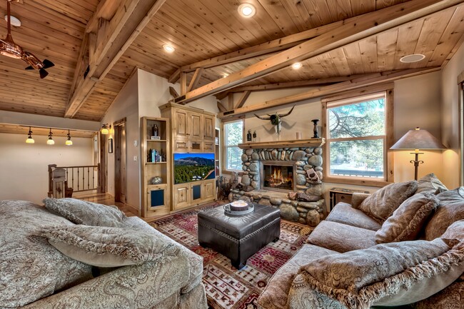 Living area, with gas/wood burning fireplace, beamed ceiling, pull out flat screen TV - 948 Harold Dr