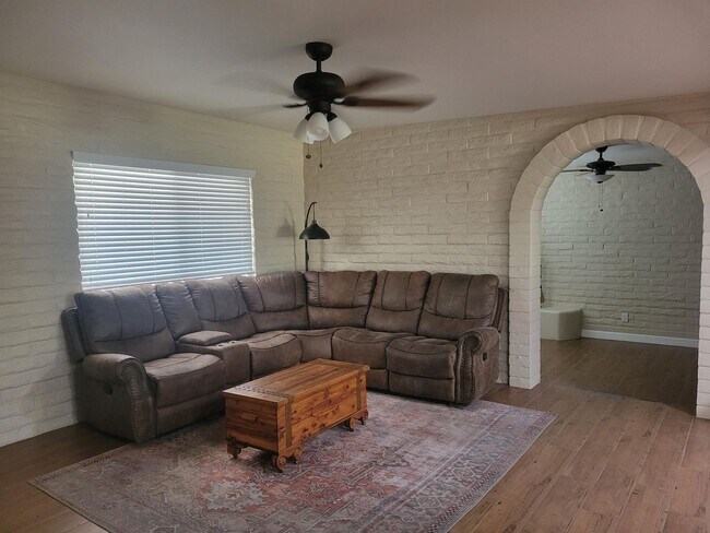 Building Photo - 3 Bed 2 Bath