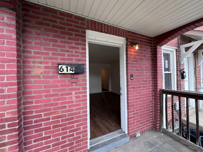 Building Photo - 614 Short St