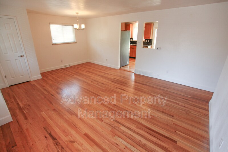 Primary Photo - 2792 E Caley Ave