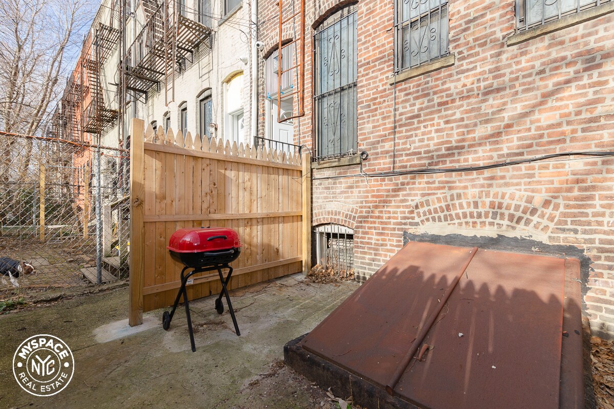 Primary Photo - 810 Macon St