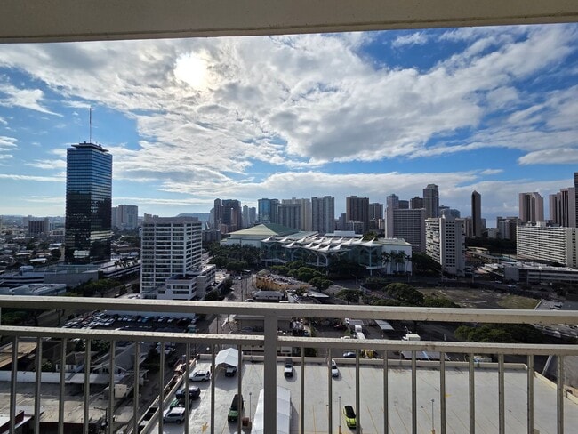 Building Photo - 1 bed, 1 bath, 1 parking Available for Rent in the Kapiolani manor