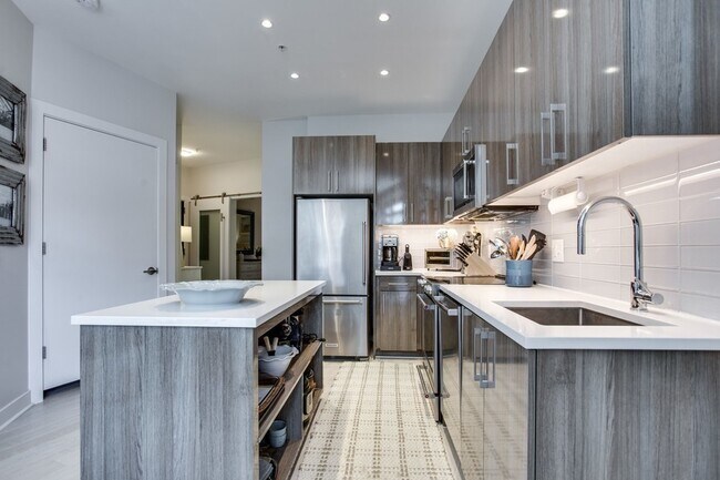 Foto del edificio - AMAZING Condo Overlooking Adams Morgan!
