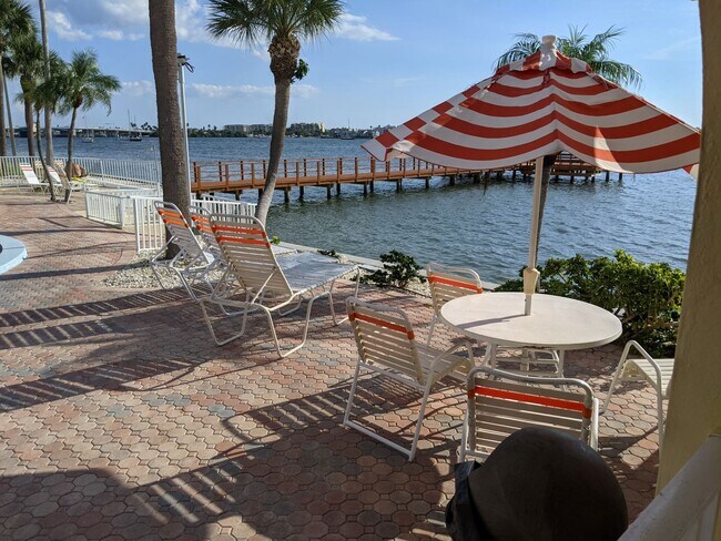 Vista del muelle junto a la piscina - 4700 Cove Cir