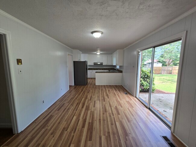 Foto del edificio - 205 Pinewood Dr