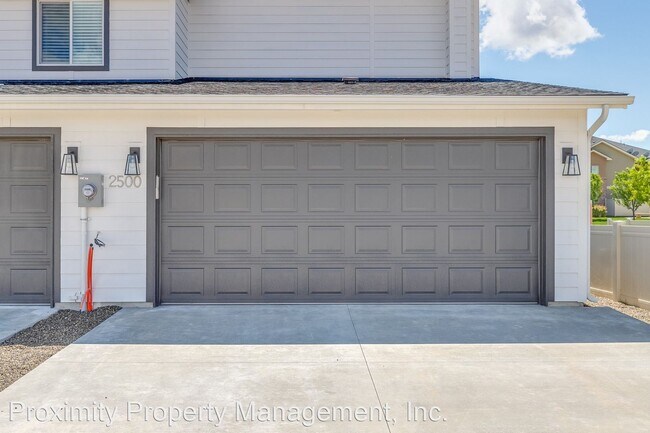 Building Photo - 2 br, 2.5 bath House - 2472 E. Blue Tick S...