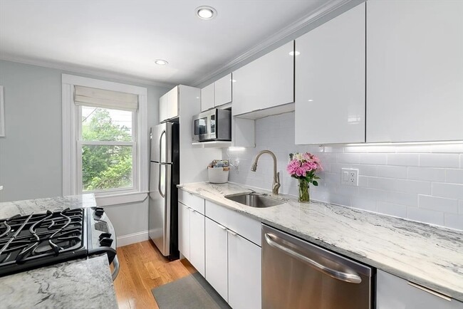 Building Photo - 182 Marion St