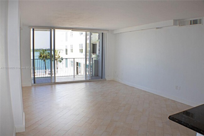 Foto del edificio - 10350 W Bay Harbor Dr