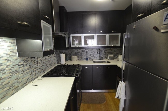 Foto del edificio - 220 Bennett Ave