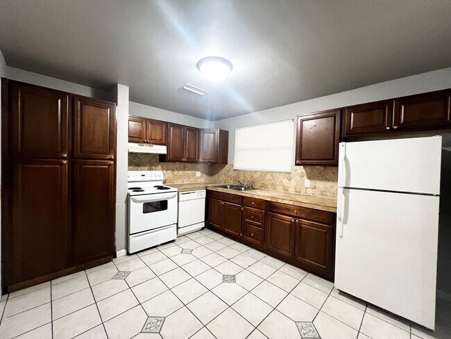 Building Photo - Large Single Family Home Available Now!