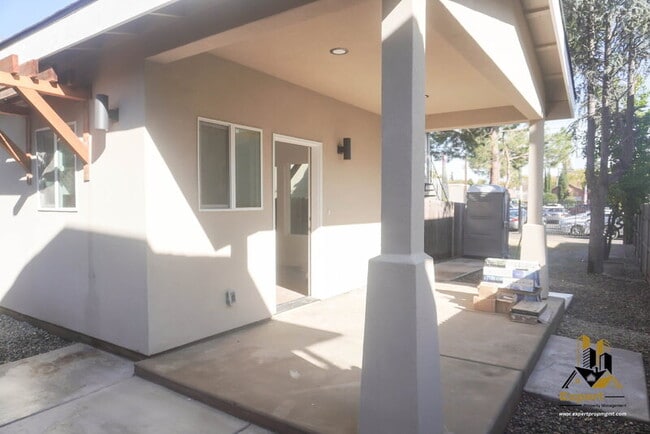 Building Photo - 125 B St