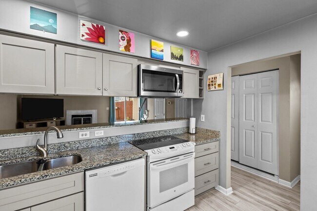 Foto del edificio - Charming and updated Virginia Beach townho...