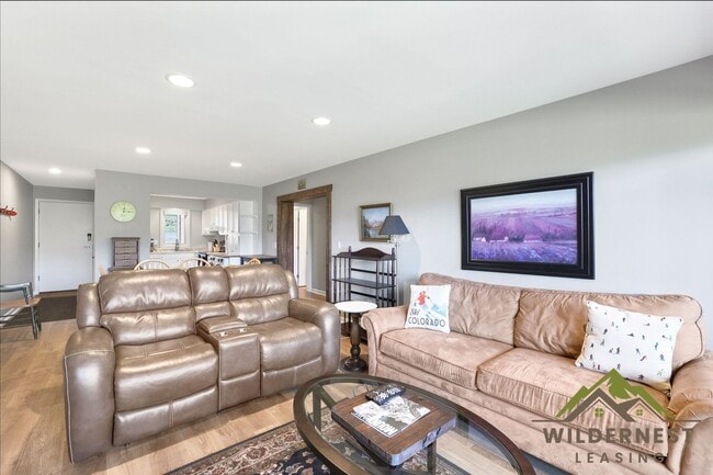 Building Photo - Remodeled Buffalo Woods Condo with Breatht...