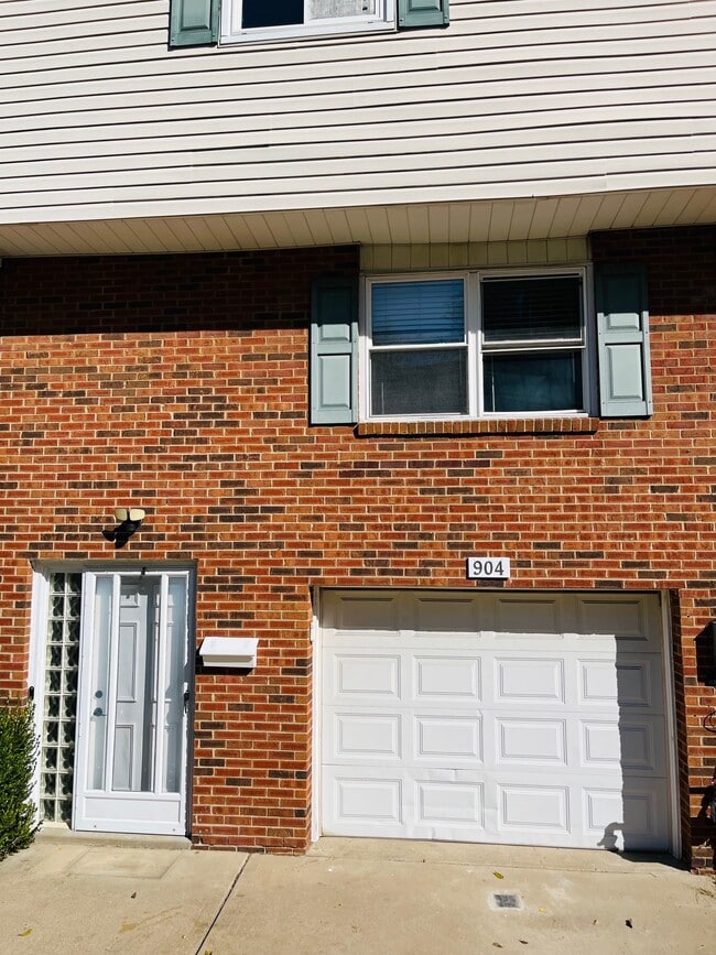 Building Photo - 904 Rhodes Ave