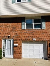 Building Photo - 904 Rhodes Ave