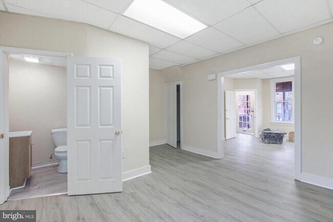 Building Photo - 322 N Newberry St
