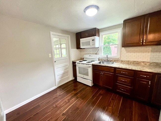 Building Photo - Charming 2 Bedroom, 1 Bath Home - Presente...