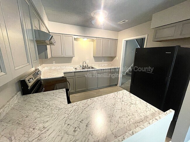 Foto del edificio - 4702 Walden Pond Dr