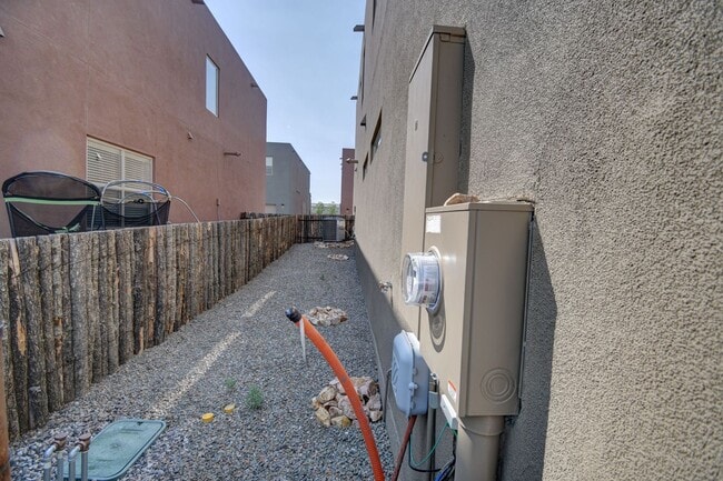 Building Photo - AMAZING SANTA FE LIVING