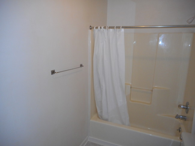 Foto del edificio - 26660 W Huron River Dr
