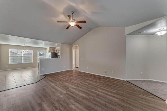 Building Photo - Stunning 4 Bed 2 Bath Home on Quiet Street!