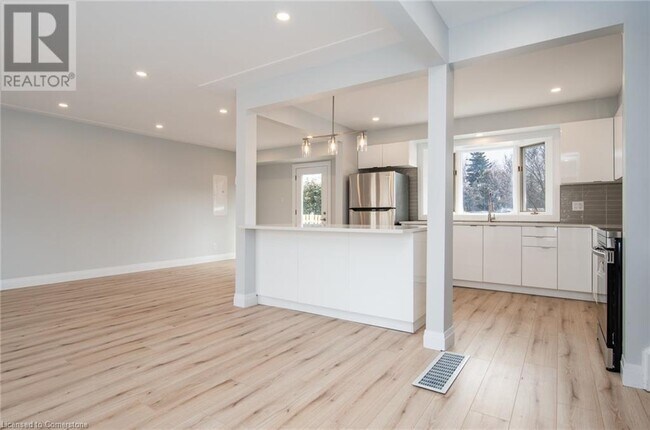 Building Photo - 101 Lyndhurst Dr