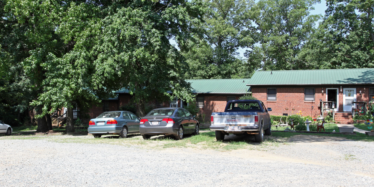 Building Photo - Quail Hollow Apts