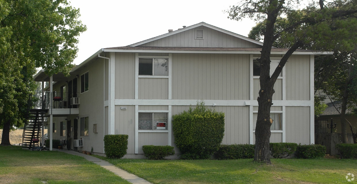 Building Photo - 1500 Sycamore Dr