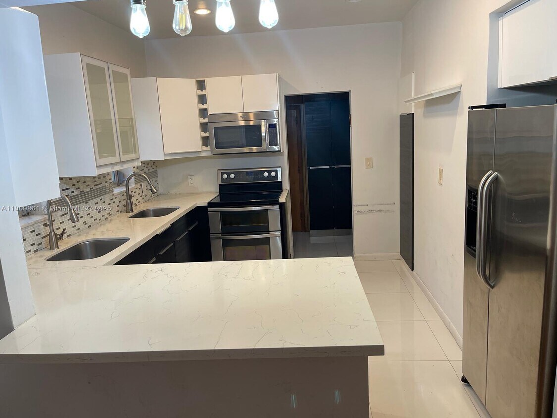 Foto principal - 330 W 46th St