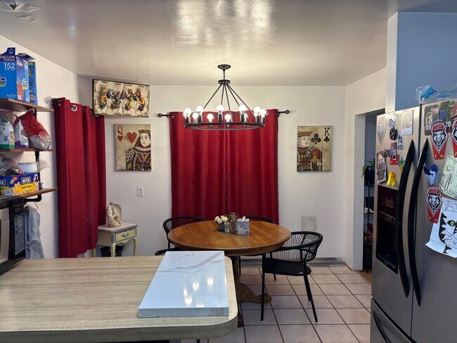 Building Photo - 825 Palomas Dr SE