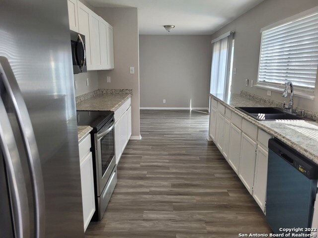 Building Photo - 5026 Pine Lake Dr