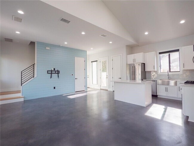 Building Photo - 611 Gaylor St