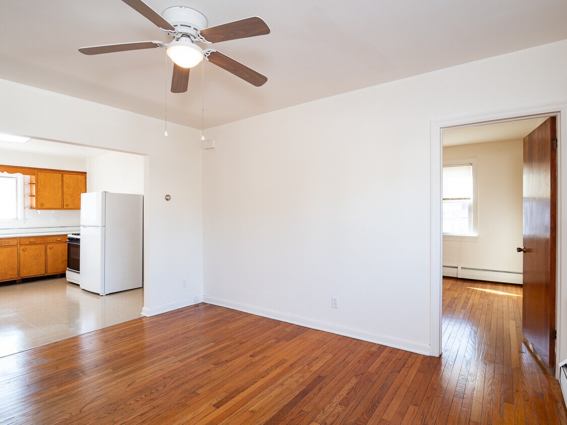 Livingroom - 901 S Webster Ave