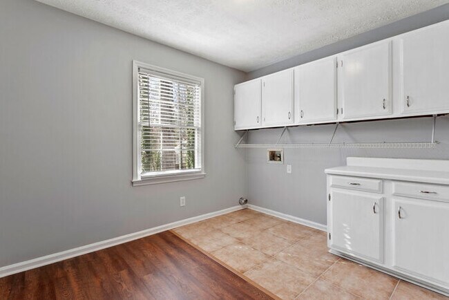 Building Photo - 1293 Colony Dr