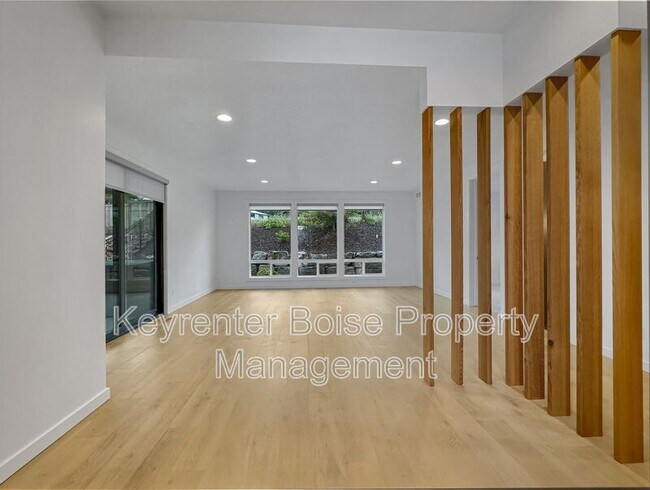 Building Photo - 6968 E La Cuesta St