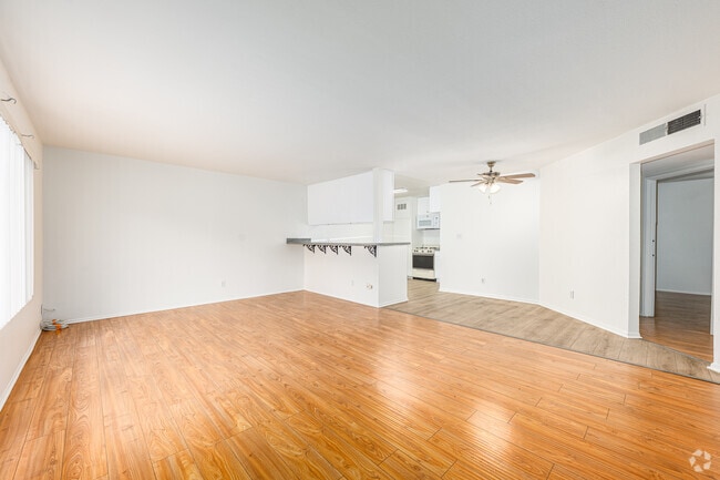 3 habitaciones, 2 baños - 1200 pies cuadrados - Sala de estar - 5621 Klump Ave
